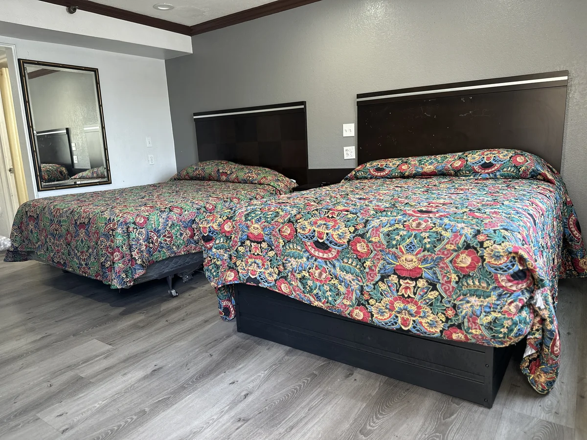 Room with 2 Queen Beds image at Star Light Inn