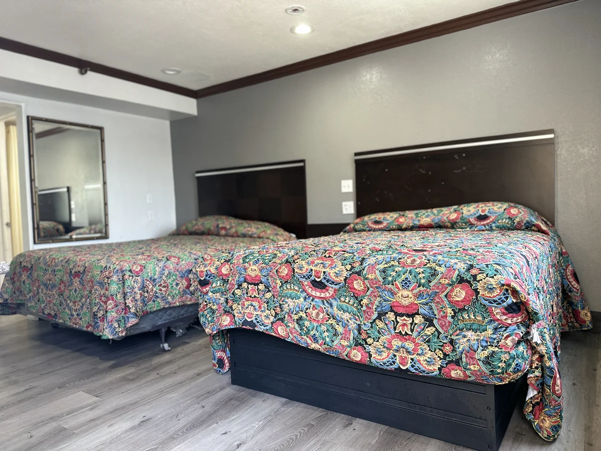Room with 2 Queen Beds image at Star Light Inn