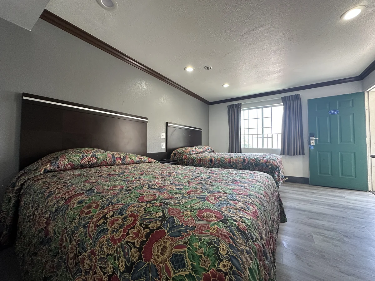 Room with 2 Queen Beds image at Star Light Inn