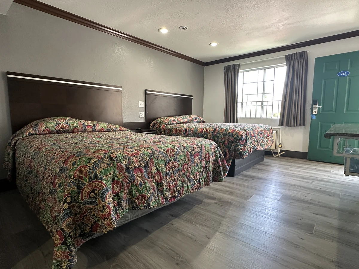 Room with 2 Queen Beds image at Star Light Inn