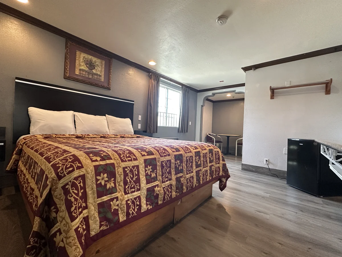 Room with 1 King Bed image at Star Light Inn