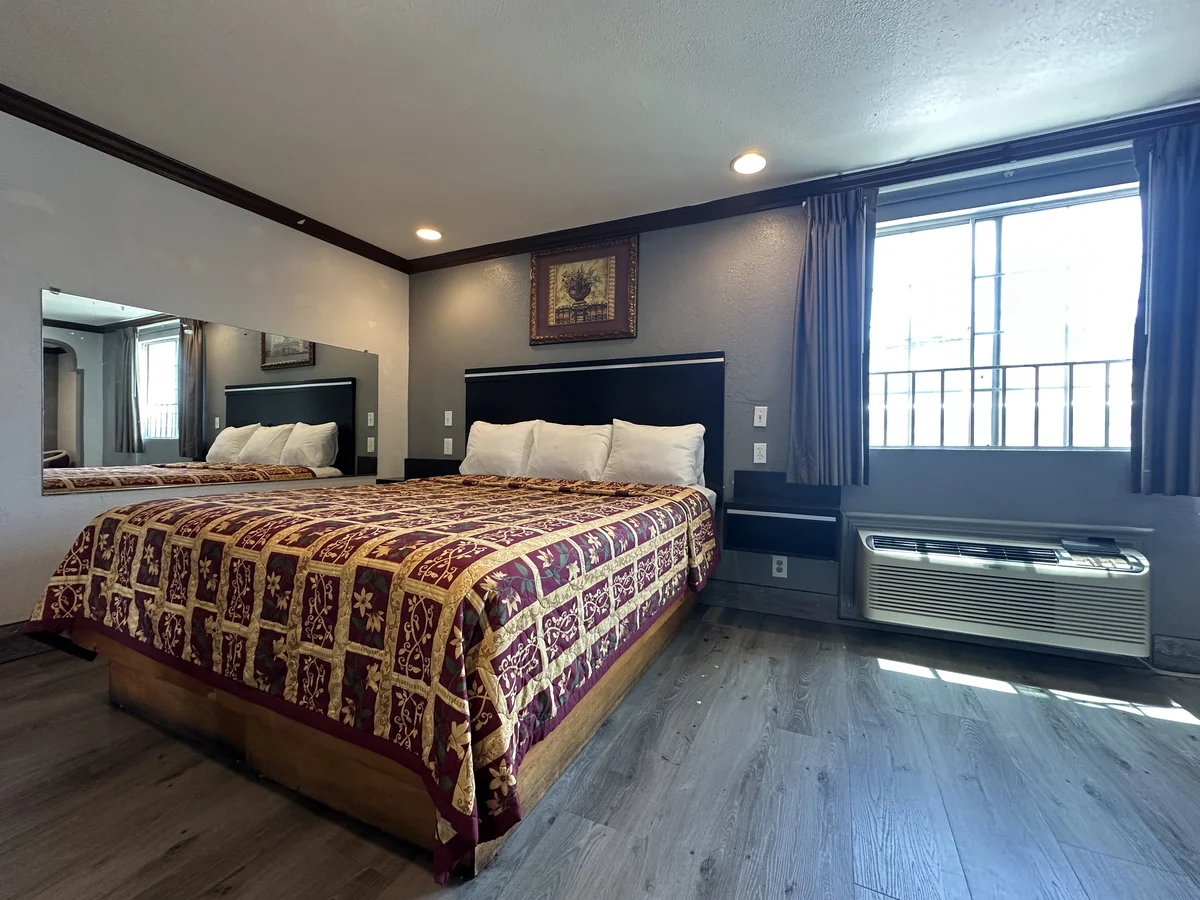 Room with 1 King Bed image at Star Light Inn