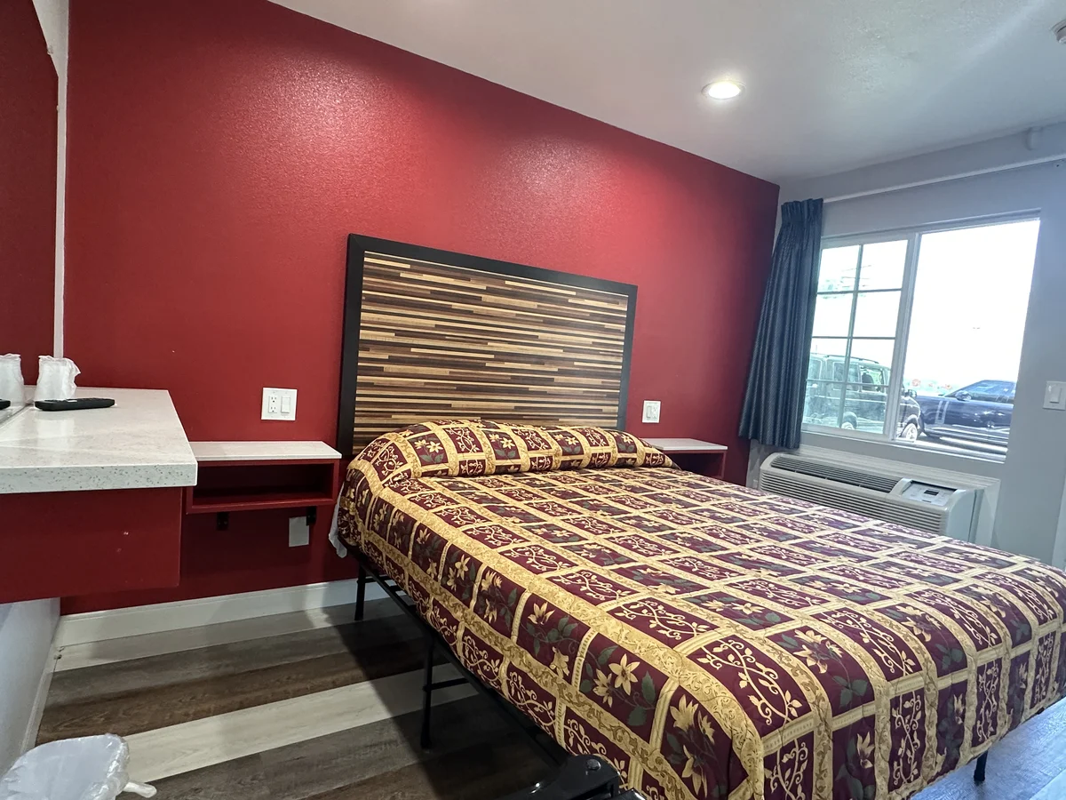Standard Queen Room image at Star Light Inn