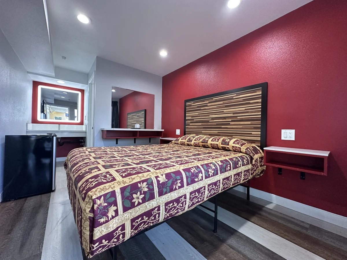 Standard Queen Room image at Star Light Inn