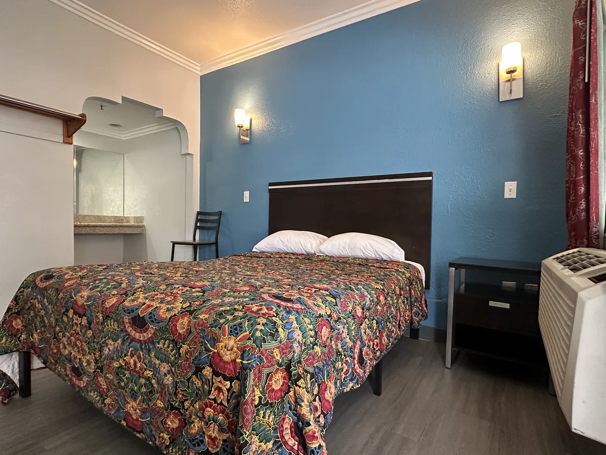 Standard Queen Room image at Star Light Inn