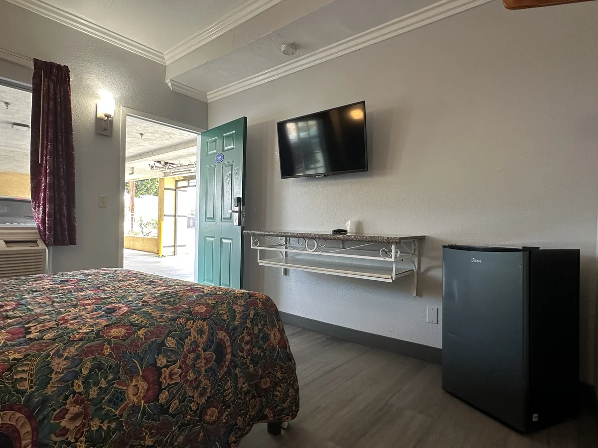 Standard Queen Room image at Star Light Inn
