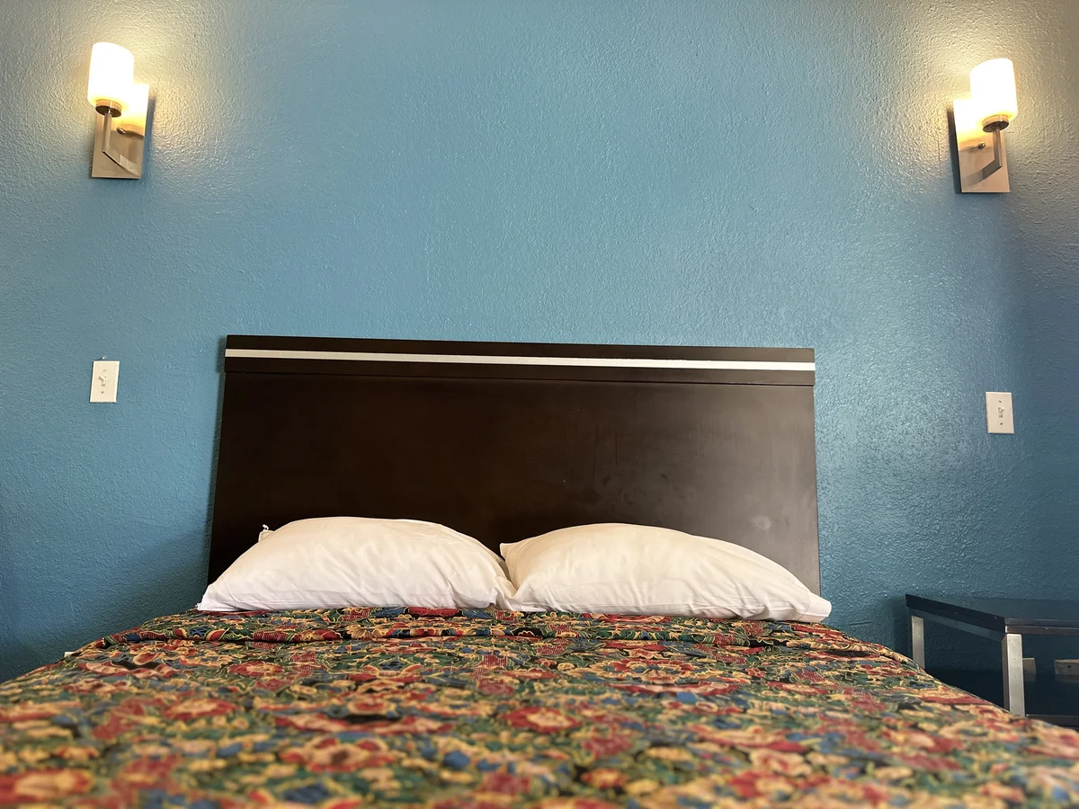 Standard Queen Room image at Star Light Inn