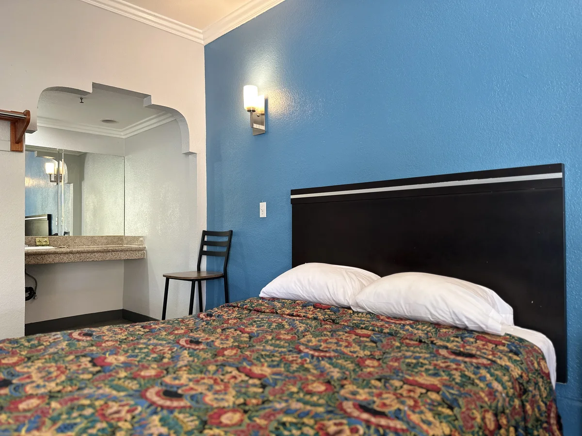 Standard Queen Room image at Star Light Inn